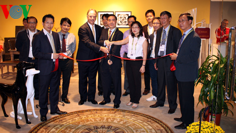 បណ្ដាអង្គភាពអាជីវកម្មវៀតណាមចូលរួមផ្សារណាត់គ្រឿងសង្ហារឹមអន្តរជាតិនៅអាមេរិក